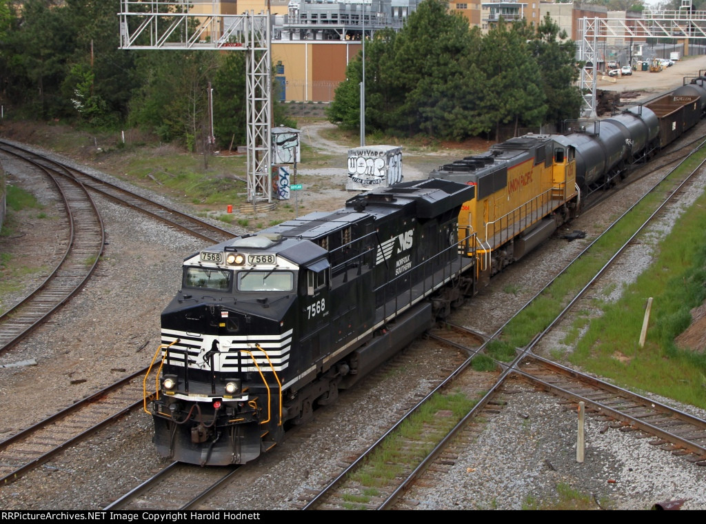 NS 7568 leads train 352 across Boylan